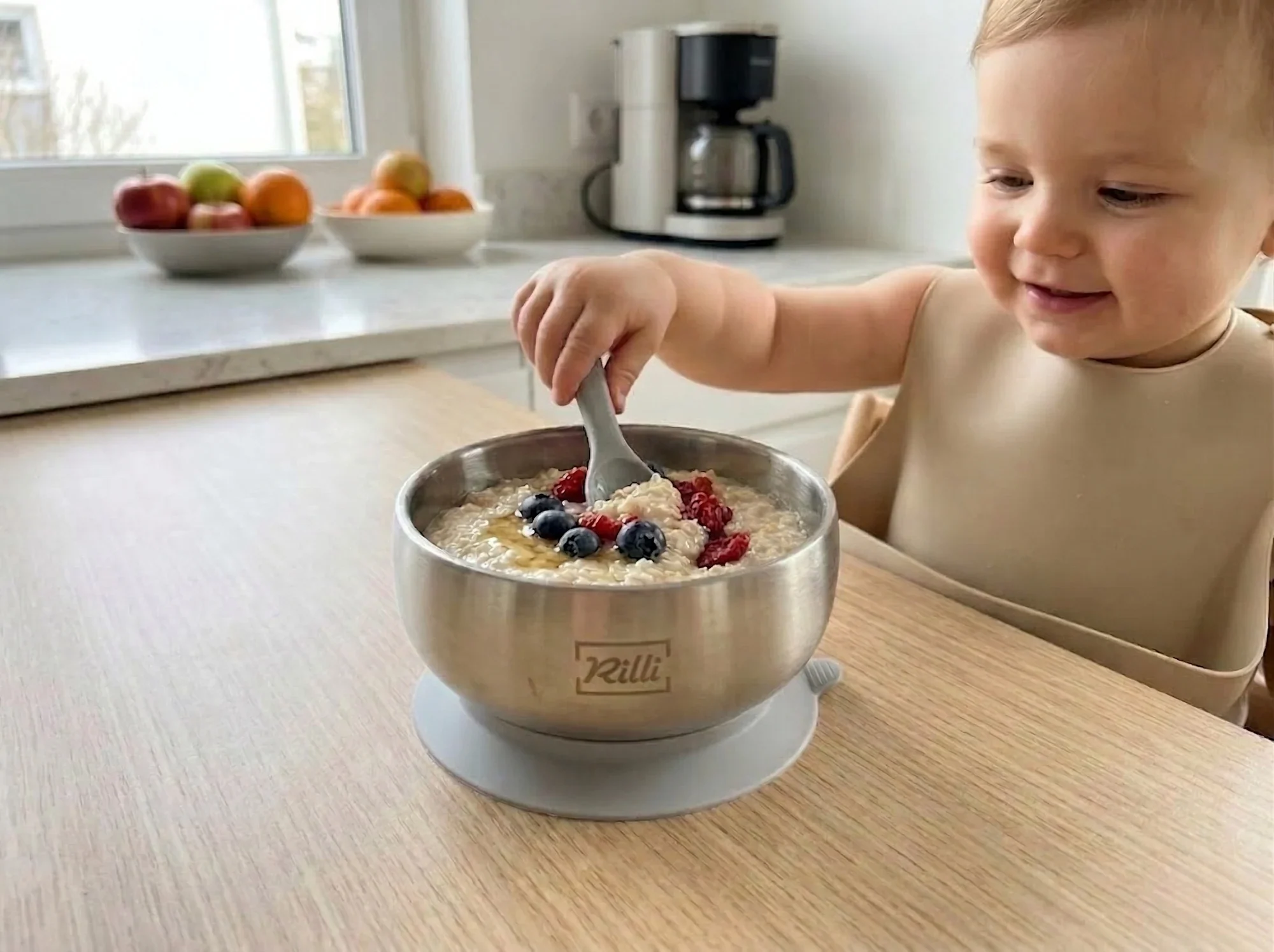 Edelstahl Schüssel mit Porridge im Babyalltag